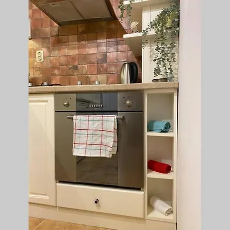 The Secret Lodge- New With Private Garage, Entire House Apartman