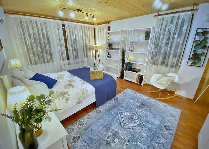 The Secret Lodge- New With Private Garage, Entire House *