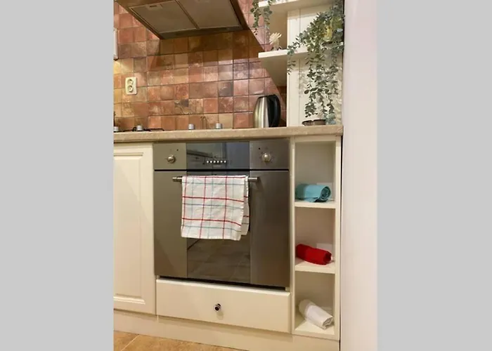 The Secret Lodge- New With Private Garage, Entire House Apartment