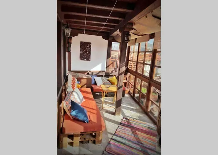 The Secret Lodge- New With Private Garage, Entire House Apartment